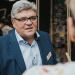 Portrait of Managing Director Erwin Stahl in suit and glasses speaking